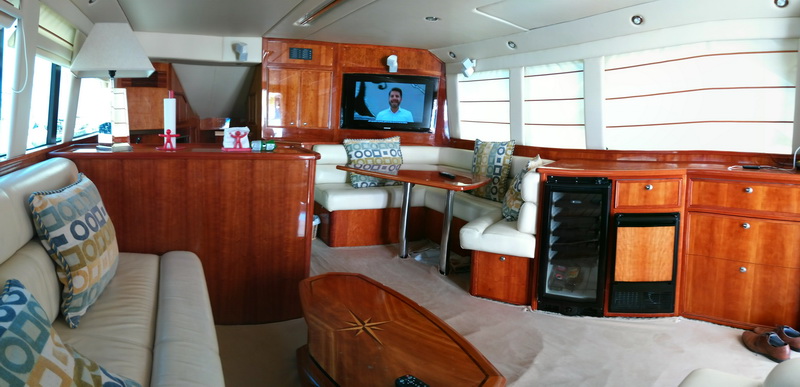 Cockpit del Riviera 51 pies con silla de pelea y portacañas para marlín y pez vela en Cancún