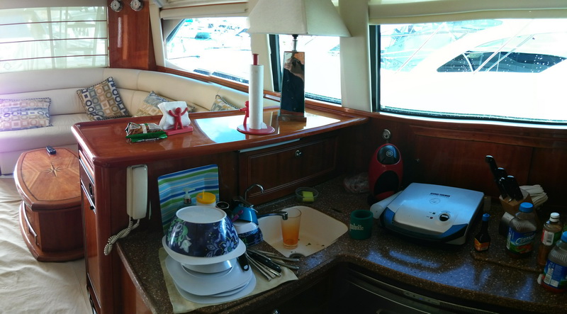 Yate de pesca Riviera 51 pies en marina de Cancún para charter de altura privado