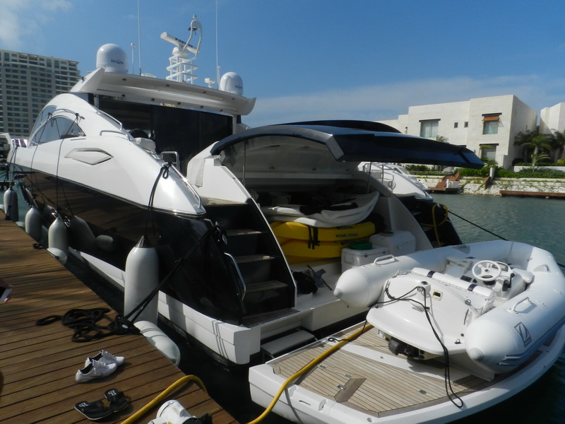Salón principal del Sunseeker Predator 82 ft con mobiliario premium para eventos VIP y producciones cinematográficas