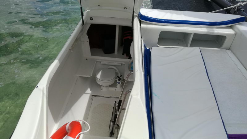 Baño a bordo y cojín de asoleamiento en el Catamarán Eagle Jazz 30 pies, comodidades del charter privado de vela Cancún Isla Mujeres grupos pequeños