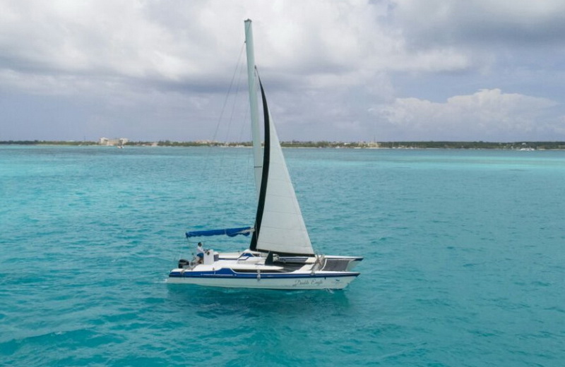 Catamarán Eagle Jazz a vela en el Caribe turquesa, charter privado de vela 30 pies Cancún Isla Mujeres renta de yate de lujo