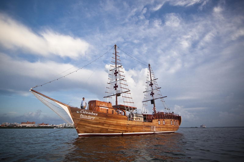 Lovers diner cruise on Caravel Galion boat, celebrate a wedd…