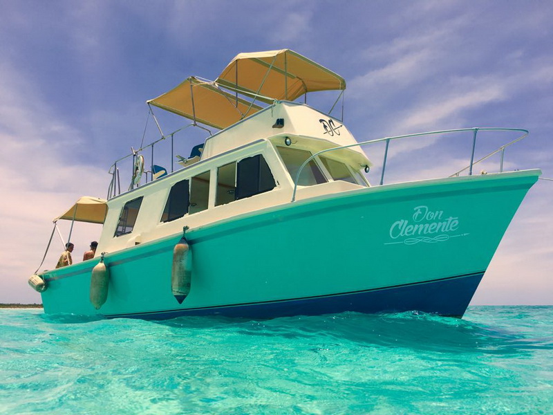 Boat to snorkel tour to El Cielito at Cozumel south of islan…