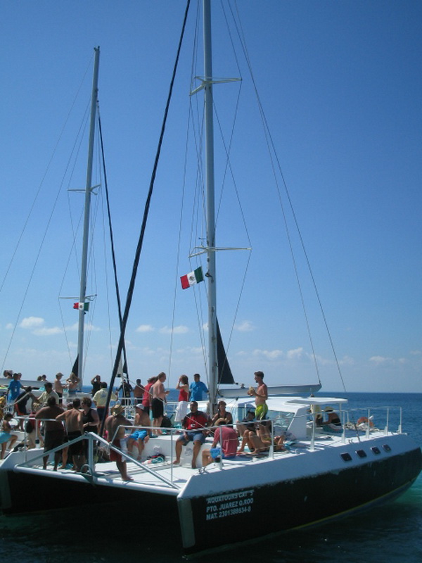 Catamaran and dolphins for private group sailing tour to Isl…
