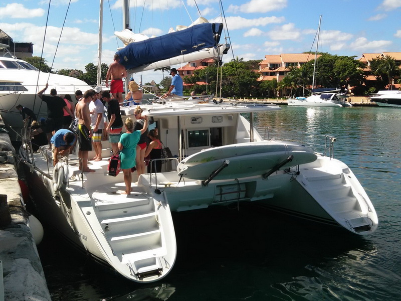 Catamarán Lagoon 440 en tour privado por la Riviera Maya desde Puerto Aventuras