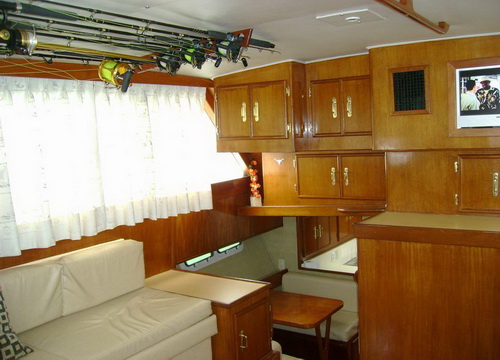 Querida del Mar Hatteras 48 ft interior salon with TV stereo system overnight fishing cabin
