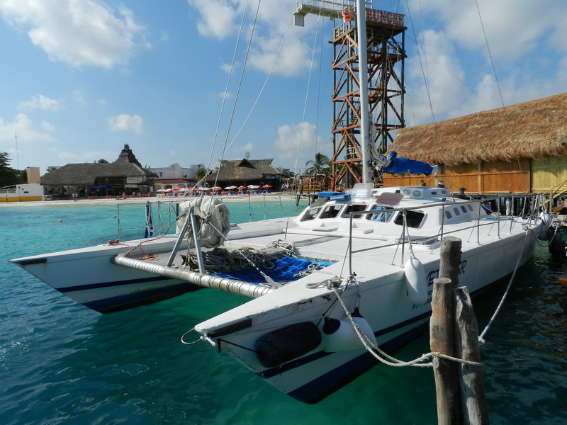 Vista lateral del catamarán Tiger a toda vela en una excursión privada de grupo en el Caribe cerca de Cancún e Isla Mujeres