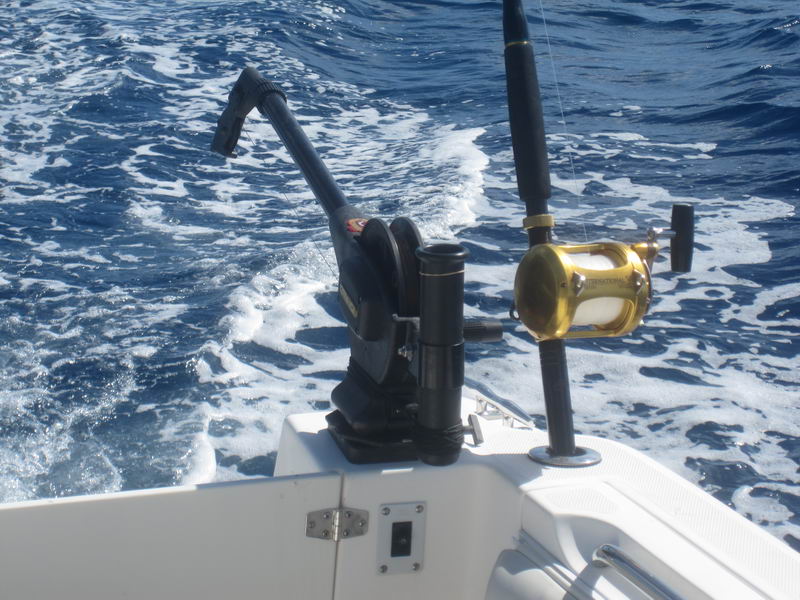 Carrete Penn Senator en portacañas de popa de lancha deportiva en mar abierto Caribe charter Puerto Aventuras Riviera Maya